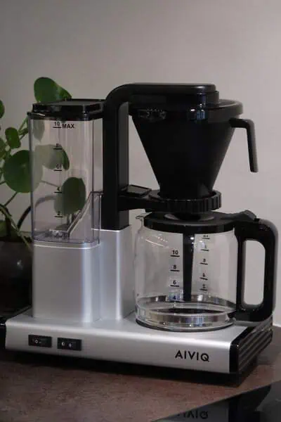 IMG_2616 AIVIQ Design Aromatico AFC-2101 er en fremragende kaffemaskine, der kombinerer stil og funktionalitet. Denne model er ideel til både kaffeentusiaster og dem, der ønsker en enkel løsning til daglig brug.<br />
Automatisk sluk: Sikkerhedsfunktion, der slukker for maskinen efter 40 minutter.<br />
Brugervenlig: Betjening med kun én knap for hurtig brygning.<br />
Kapacitet: Kan brygge op til 12 kopper kaffe ad gangen.<br />
Design: Elegant og moderne look, der passer ind i ethvert køkken.</p>
<p>